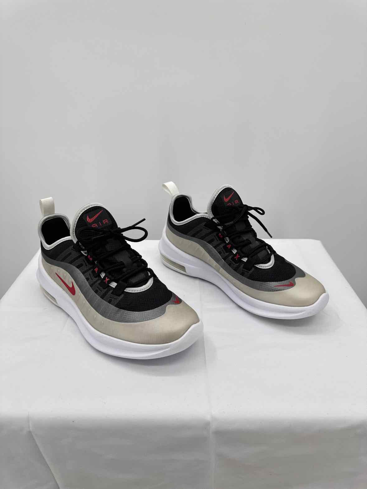 Nike black/gray Child Size 5.5 Boys Shoes
