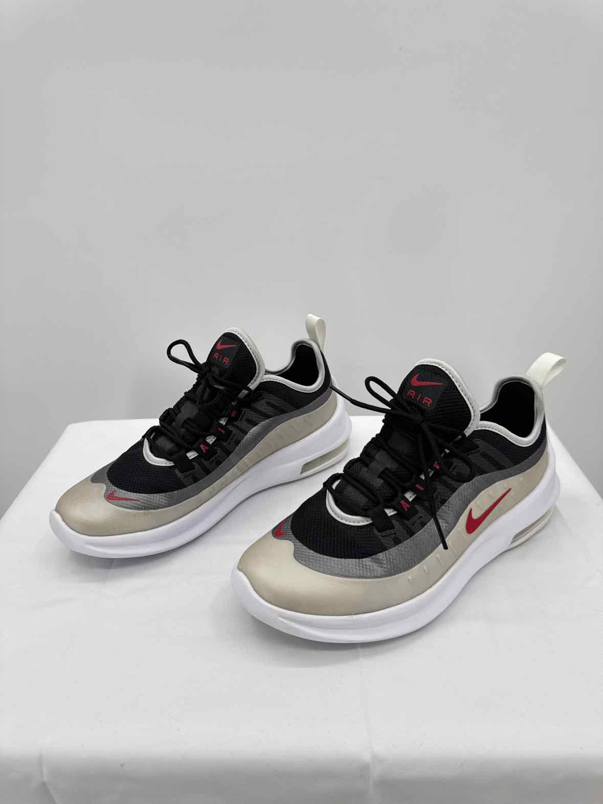 Nike black/gray Child Size 5.5 Boys Shoes