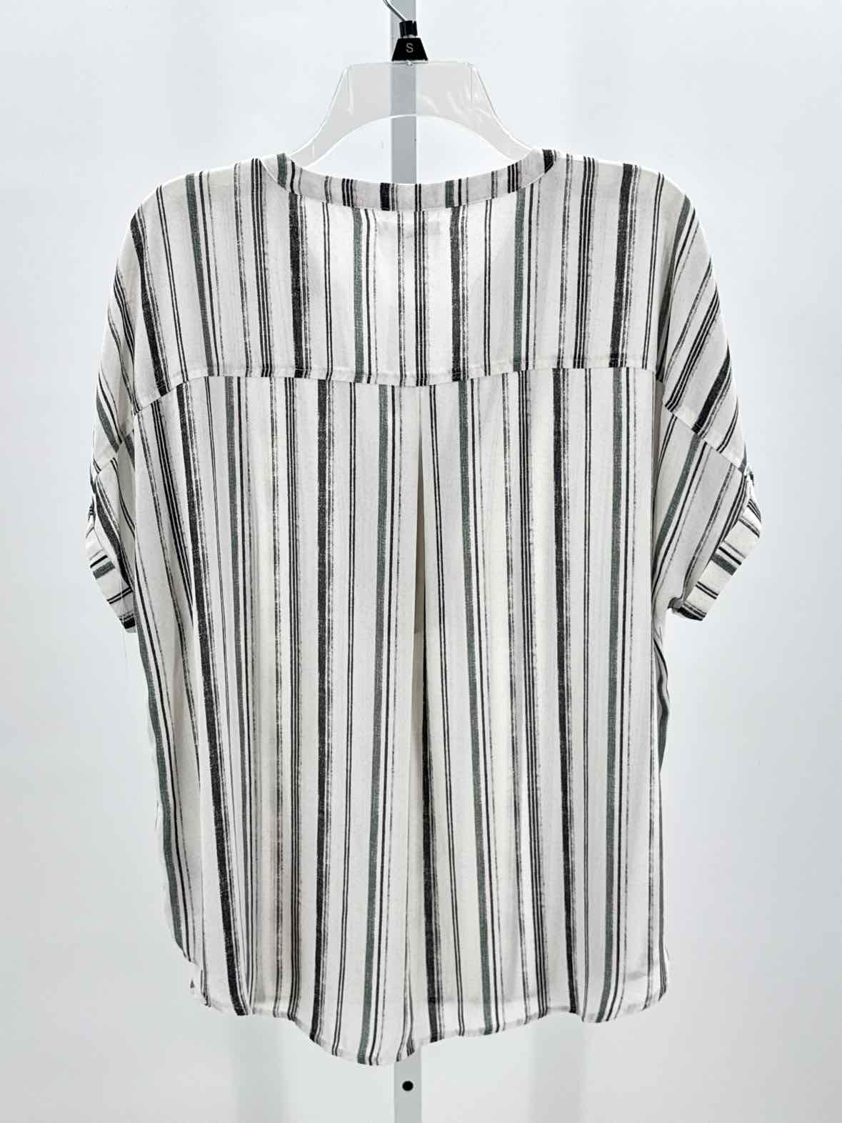 Maurices Black/White Women Size Xlarge Womens Ss button/blouse